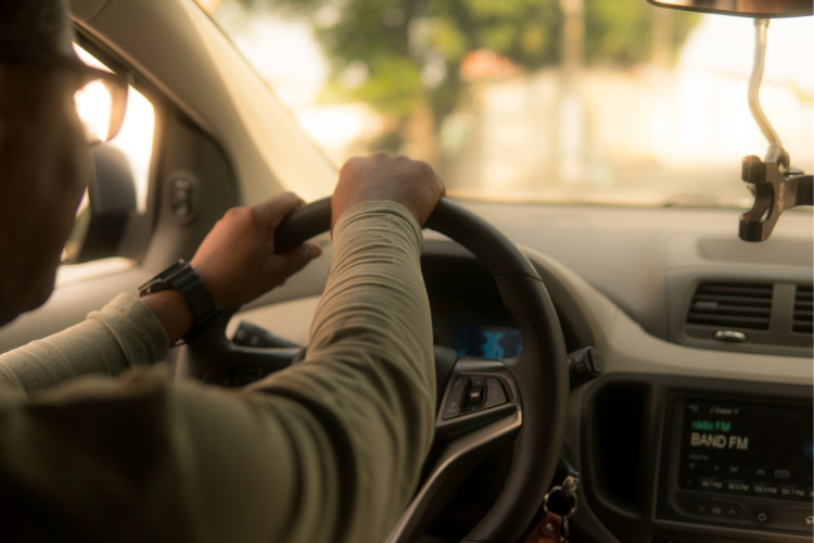 Aprenda a conduzir com segurança com as dicas da De Ross Veículos. Descubra como dirigir de forma defensiva, evitar distrações e manter seu carro em ótimas condições.